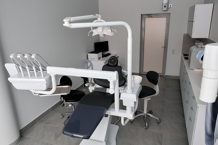 «Нас ценят за системность. Когда мы беремся за сложный случай, мы не отдаем его на откуп одному врачу, работает мультидисциплинарная команда: имплантолог, ортопед, терапевт, ортодонт собираются на консилиум и обсуждают пациента»