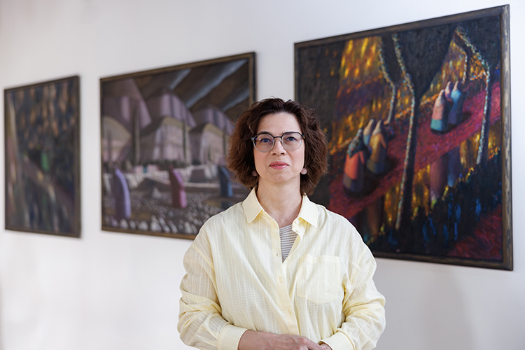 «Метафоричность фигуративной живописи Акилова не сразу можно понять. В его работах скрыта тайна»