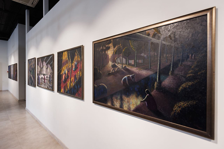 «Возникает понимание, что живописные сюжеты &mdash; не выдумка, они очень реалистичны &mdash; все эти тенистые улочки с арыками, горы, кишлаки, люди. Например, потрясающее по колориту полотно „Воспоминание“ 2016 года»