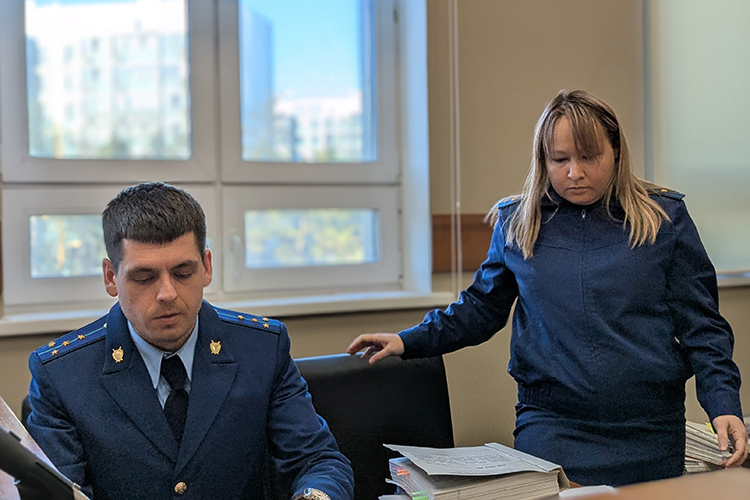 Прокуратуру на этом заседании представляла не Лилия Фаттахова, уже несколько лет оппонирующая ответчикам по аналогичным искам, а прокуроры Руслан Кадыров и Зимфира Нажемединова