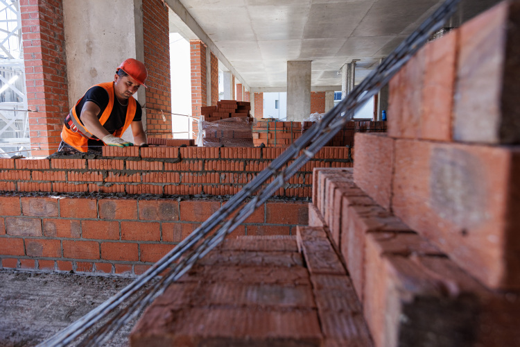 Ежегодно растет себестоимость строительства &mdash; и это должно двигать цены вверх. Но на обратной чаше весов находится снижающийся спрос: если повышать «квадрат» темпами последних пяти лет, то люди могут окончательно отвернуться от рынка недвижимости
