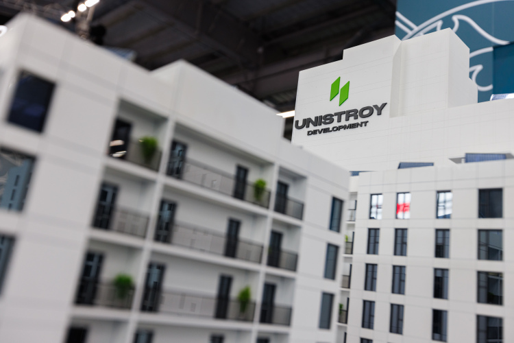 «Унистрой» входит в топ-25 девелоперов России с общим объемом застройки в 565 тыс. кв. м в 6 регионах присутствия. Участие в проекте КРТ &mdash; один из способов получить землю под строительство. Да, она будет с обременениями &mdash; но это дешевле, чем покупка участков на рынке