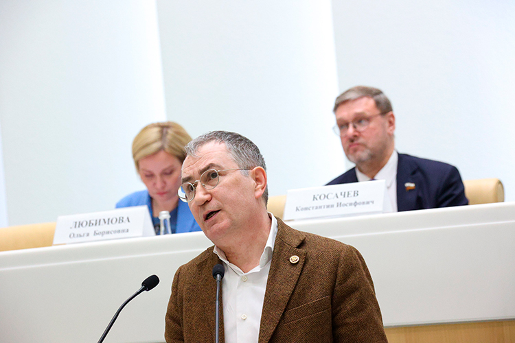 Григорий Заславский: «Не секрет, что многие известные актеры и выдающиеся режиссеры первых побед добивались в провинциальных театрах. Этот опыт, можно сказать, необходимым для входа в профессию»