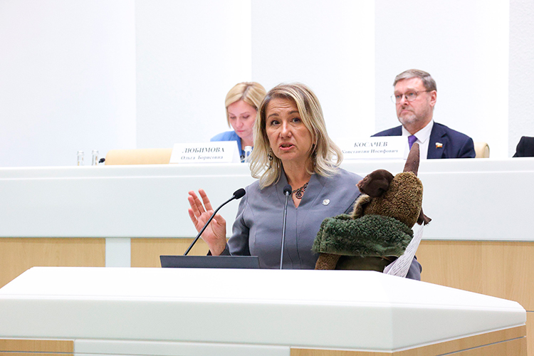 Ирада Аюпова неожиданно вышла к трибуне с мягкой игрушкой из тюркской мифологии