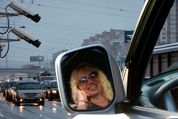 Новая «золотая жила»? Камеры в Татарстане теперь ловят водителей с телефонами за рулем