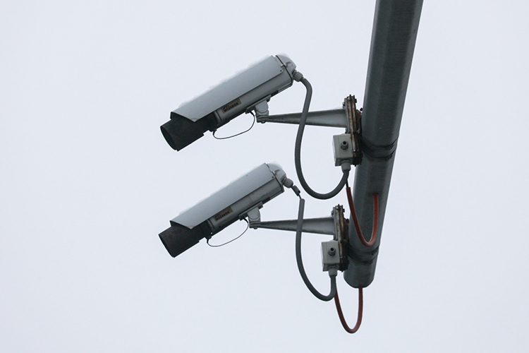 Сейчас одна камера может фиксировать сразу несколько нарушений. При этом, по нашим данным, перед внедрением новой функции в Татарстане камеры проходили «обкатку» в течение нескольких месяцев, так что вероятность ошибки минимальна