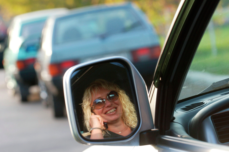 Камеры, которые фиксируют использование телефона за рулем, работают и, например, в Свердловской области