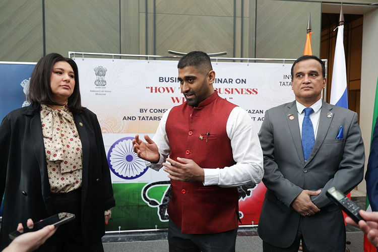 Мероприятие прошло в Kazan Palace, а его инициатором стал новый генеральный консул Индии в Казани Джейсундхар Д. (в центре), которого назначили в январе этого года