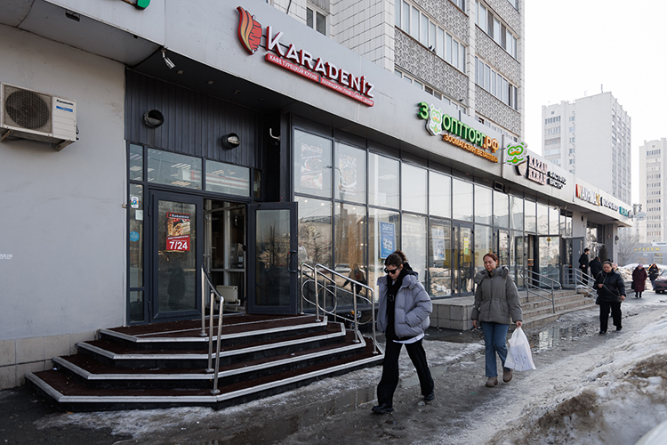 На улице Татарстан переоткрылось демократичное турецкое кафе Karadeniz. В интерьере, вдохновленном улочками и базарами Стамбула, подают чай в турецких стаканчиках-тюльпанах и блюда национальной кухни