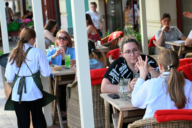 В 2025 году общепит формально вырос: выручка достигла 97 млрд рублей (плюс 7,5% к 2024-му). Но этот рост обеспечили не новые гости, а подорожание меню