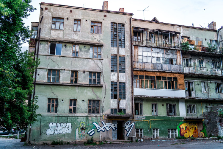 На данный момент в комитете не видели окончательного инженерного заключения о состоянии дома. Так что до сих пор неясно, каким может быть порядок проведения реконструкции.