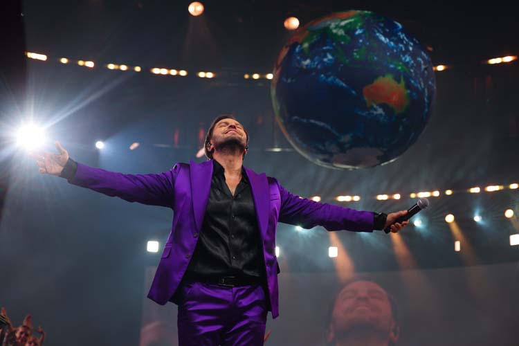 «Из КВН вышло столько сильных людей. Он помогал развивать внутренний мир, оттачивать профессионализм. Настолько, что сегодня выходцы из Клуба веселых и находчивых управляют сознанием масс»