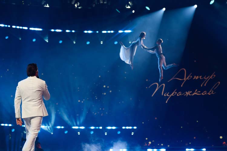 «Пирожкова слушают и малыши, и подростки, и взрослые. Поэтому на концерте я буду ждать и молодоженов, и детей, родителей, бабушек и дедушек. Мы все вместе будем отлично танцевать. Буду счастлив зарядить своей энергией и музыкой всех, кто придет»