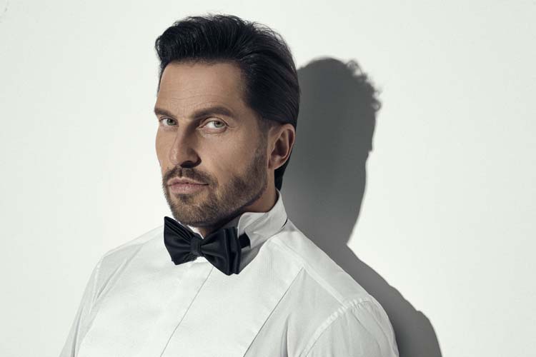 Александр Ревва: «Хоть мы и живем в эпоху искусственного интеллекта, который порой поет и звучит круче самих артистов, нет ничего лучше искреннего, теплого исполнения и тембра живого голоса. В этом особая химия, энергия и свет, который излучают артист и музыканты. Искренность всегда чувствуется залом»