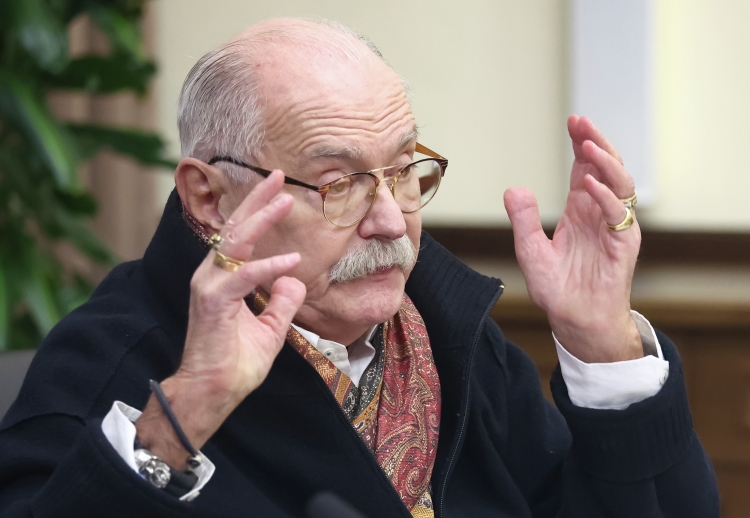 Михалков напомнил, что ещё год назад попросил Путина поддержать квотирование иностранного кино в России и нашел поддержку у президента. Мединский уже на следующий день собрал встречу по теме, но спустя год поручение не исполнено…