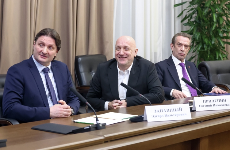 Писатель Захар Прилепин (в центре) предложил создать новую международную премию по литературе