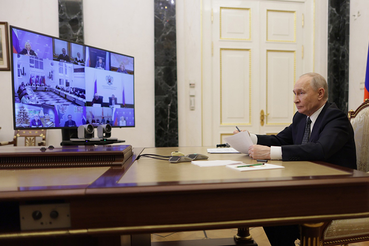 Деятелям культуры, а их на встречу собралось немало, пришлось подождать российского лидера