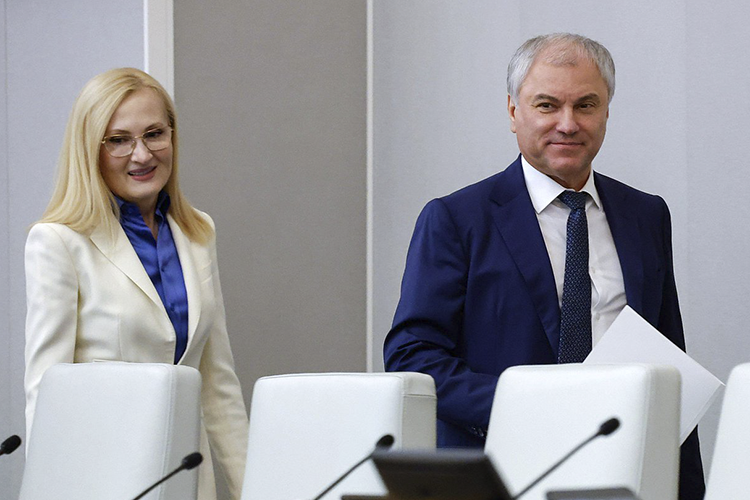 Володин сослался на позицию депутатов, которые переживают, что от борьбы за инфляцию на уровне 4% проиграет экономика. Она уже сейчас не развивается теми темпами, которые были ранее, и именно из-за высокой ключевой ставки