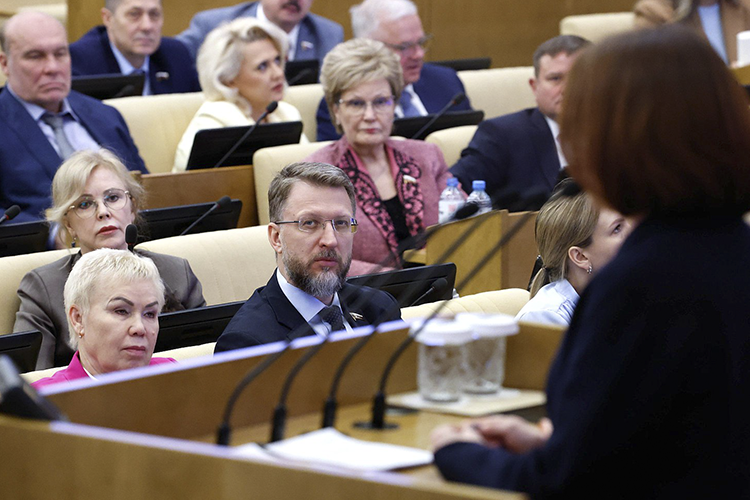 Жалоб на кибермошенничество стало почти в два раза меньше. Но Набиуллина признала: мошенники уходят в схемы с наличными, потому что безналичные операции банки уже научились блокировать. Теперь нужны меры на стороне операторов связи &mdash; чтобы они не просто сообщали банкам об атаке, а разрывали соединение