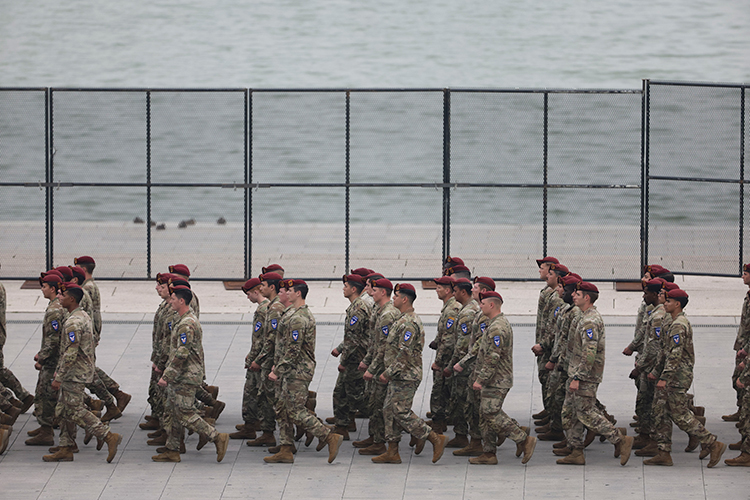 По всей видимости, США перешли к тому, что можно назвать мобилизационным развертыванием, т. е. начали увеличивать штат вооруженных сил за счет людей, ранее не требовавшихся на службе