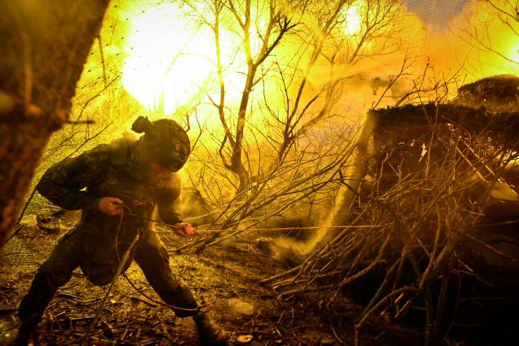 В пресс-службе министерства обороны РФ отмечают, что потери вооруженных формирований Украины от воздействия на них сил группы войск «Центр» за эту неделю составили до 2 тыс. 260 единиц живой силы, 3 танка, 5 БТР, 46 бронированных машин, 3 САУ, 16 буксируемых артиллерийских орудий и 92 автомобиля