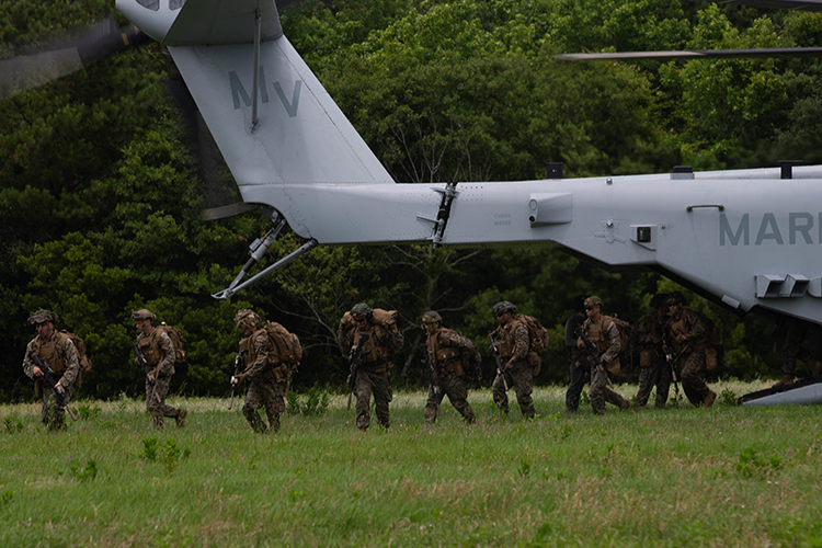 Несмотря на риторику Трампа о прогрессирующих переговорах с Тегераном, Пентагон планирует направить на Ближний восток еще около 10 тыс. солдат, ссылается на свои источники WSJ