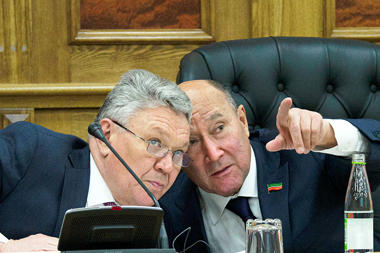 Политическая элита обсуждает на пост нового председателя Госсовета РТ еще одну кандидатуру &mdash; ректора Поволжского государственного университета физической культуры, спорта и туризма Рафиса Бурганова. Хотя вполне возможно, что Марат Ахметов так и останется во главе парламента