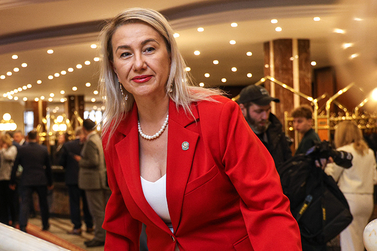 Ирада Аюпова решила вновь поменять вектор вручения Тукаевской премии. Видимо, причина в том, что творцов, достойных премии (а она может вручаться лишь один раз и при жизни), почти не осталось, так что вновь обратились к меценатам и управленцам