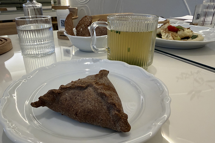 К треугольнику из зеленой гречки &mdash; бульон с укропом и зеленым луком