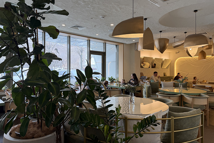 Вход в заведение &mdash; через комплекс, поэтому приходить специально, без абонемента, пока решаются немногие, хотя вход свободный и большая, удобная и бесплатная парковка есть