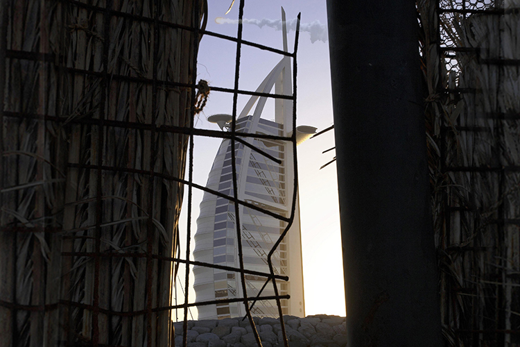 Война на Ближнем Востоке нанесла ущерб привлекательности Дубая как города с точки зрения безопасности и защищенности. По данным Financial Times, на фоне ударов некоторые состоятельные жители покинули ОАЭ и из-за продолжительности боевых действий