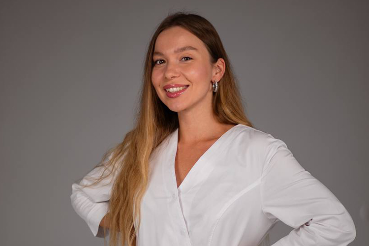 Екатерина Кимбар: «Пока никто не знает, на сколько это все затянется и что будет дальше. Для меня эта страна всегда была самой безопасной. Я работаю там уже два года и спокойно могла выйти ночью погулять. Мои подруги, кто там живет, пока не собираются возвращаться в Россию»