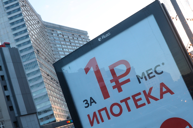 «Программ было столько, что даже не перечислить. Доходило до того, что человек мог купить квартиру с первоначальным взносом 0 рублей, с платежами на период строительства 0 рублей, а на выходе получить ставку всего 6 процентов. Это был аттракцион невиданной щедрости!»