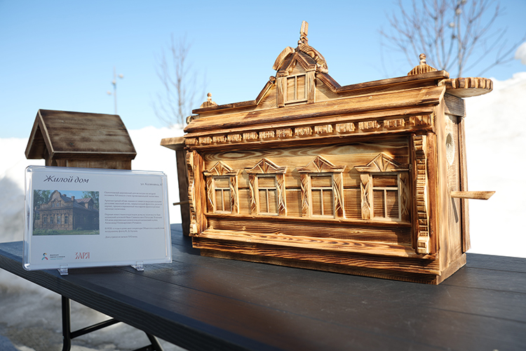 «Скворцов практически не стало!»: Казань заселяет птиц в исторические «особняки»