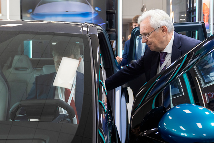 Мегапроект начинался с мечты генерального директора КАМАЗа Сергея Когогина сделать российский электрокар