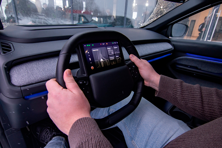 Странное решение №3 &mdash; тот самый планшет, встроенный в руль. Разработчики объясняют это концепцией минимализма, поскольку на передней панели практически ничего нет