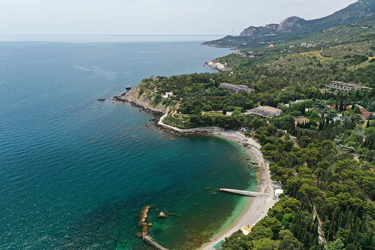 Морской воздух, насыщенный полезными веществами и фитонцидами, прогулки по реликтовому парку с вечнозелеными растениями, купание в море &mdash; все это не просто приятные элементы отдыха, но и полноценные лечебные факторы