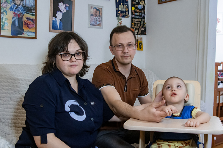 В связи с потерей глотательного рефлекса мальчик не может есть самостоятельно, он получает пищу через гастростому. По жизненным показаниям Саше требуется сбалансированное лечебное питание с необходимым количеством белков, жиров, углеводов, витаминов и микроэлементов