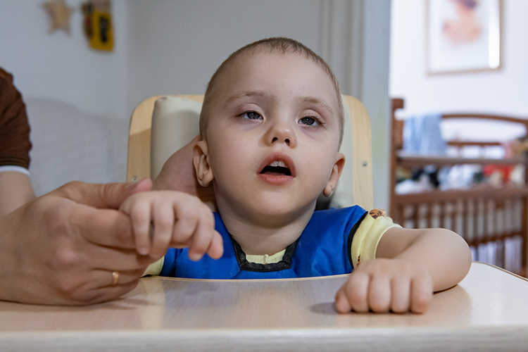 Похудел до 10 килограммов: четырехлетний мальчик не может есть самостоятельно