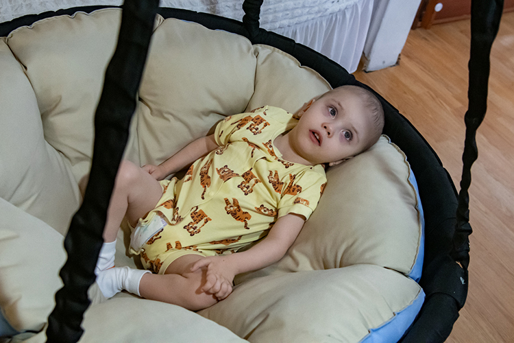 «Мутация в гене вызвала расстройство психомоторного развития с непроизвольными движениями. Сейчас Саша не держит голову, не сидит, не ползает, не ходит и не разговаривает»