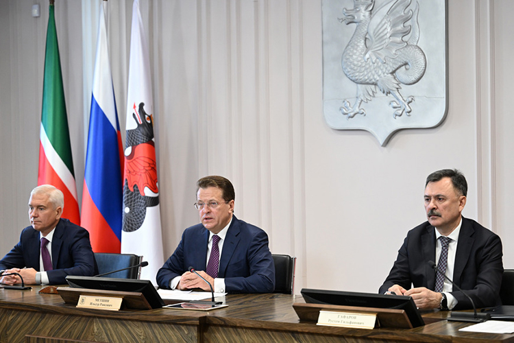 Городские власти продолжают разгребать последствия небывало снежной зимы. Сегодня на деловом понедельнике соответствующий вопрос вновь стал одним из основных