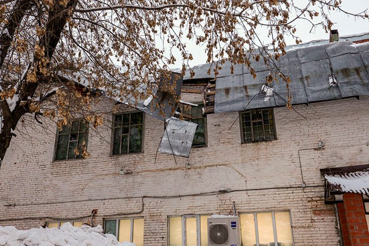 Ильсур Метшин призвал все службы детально проанализировать итоги зимы, посмотреть возможности перехода на жидкий реагент и провести серьезную работу над ошибками в части обрушившихся под тяжестью снега крыш