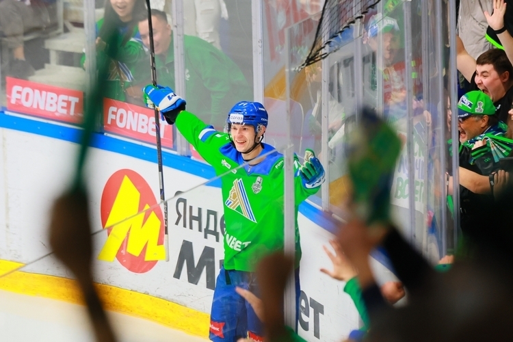 Максим Кузнецов сотворил очередной шедевр: на сей раз он забил из-под ноги