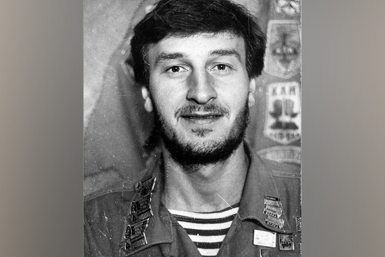 Учитывая авторитет его мамы, можно было бы добиться и отсрочки от службы, но Айрат Закиевич решил этим не пользоваться и написал заявление об отправке в Афганистан