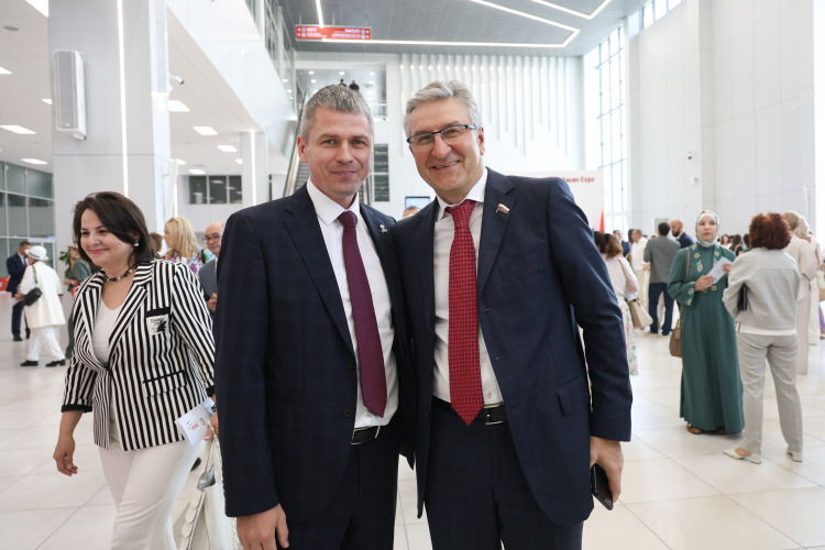 Руководитель Росздравнадзора по РТ Владислав Виниченко в свое время был помощником Айрата Закиевича, когда тот работал в исполкоме Казани