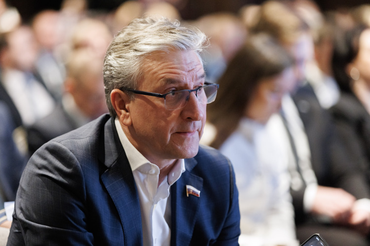 В федеральном минздраве Айрат Закиевич проработал всего год и (для многих это стало неожиданностью) перешел в минфин РФ