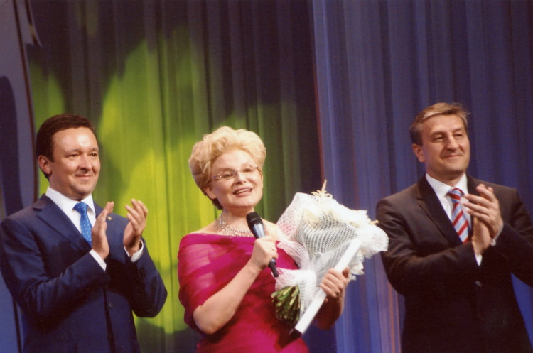 С будущим премьер-министром РТ Ильдаром Халиковым Фаррахов познакомился еще в детском саду, затем они вместе учились в школе в Агрызе