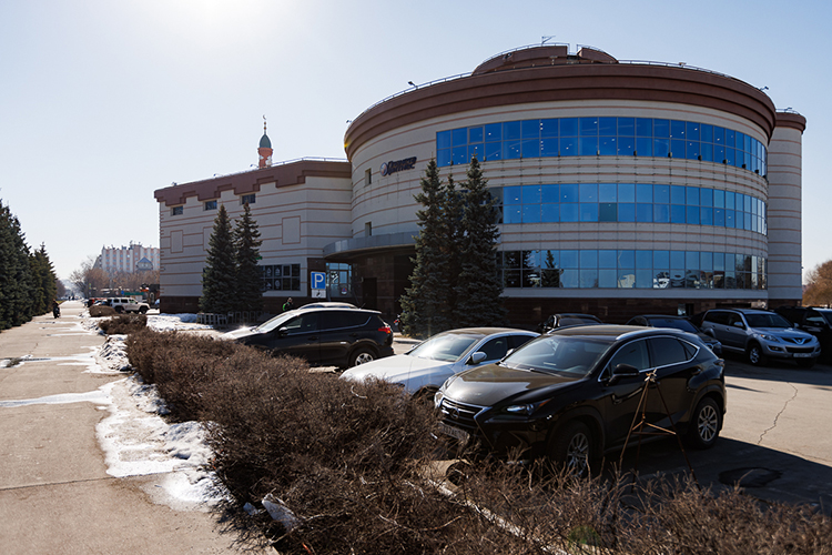 Казалось бы, у кого уж точно не должно быть никаких проблем, так это у клуба на ул. Хади Такташ д. 24