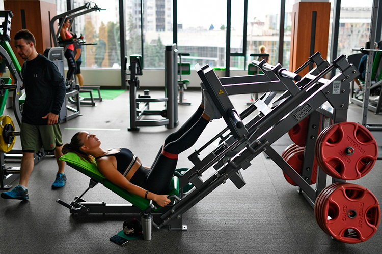 «Планета» предлагает своим гостям три варианта развития событий: либо возврат денег (ровно столько, сколько осталось неистраченным за абонемент), либо заморозку абонемента до декабря, когда откроется новая точка, либо занятие в любом другом из четырех филиалов клуба