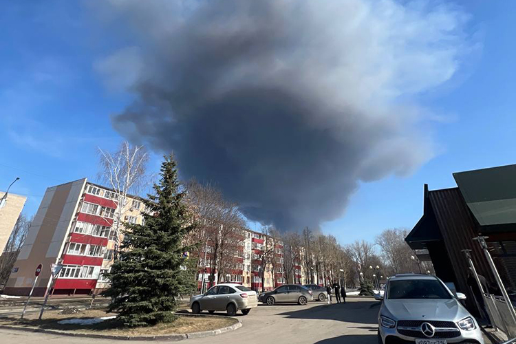 Ничего не говорит о сегодняшнем ЧП, кроме как огромный столб темно-серого дыма, который продолжает подниматься, несмотря на то что пожар уже локализован